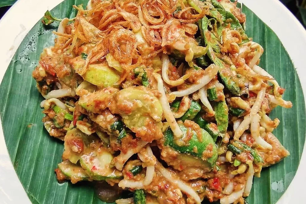 Karedok dan Lalapan Sunda: Sajian Segar dengan Bumbu Kacang Khas
